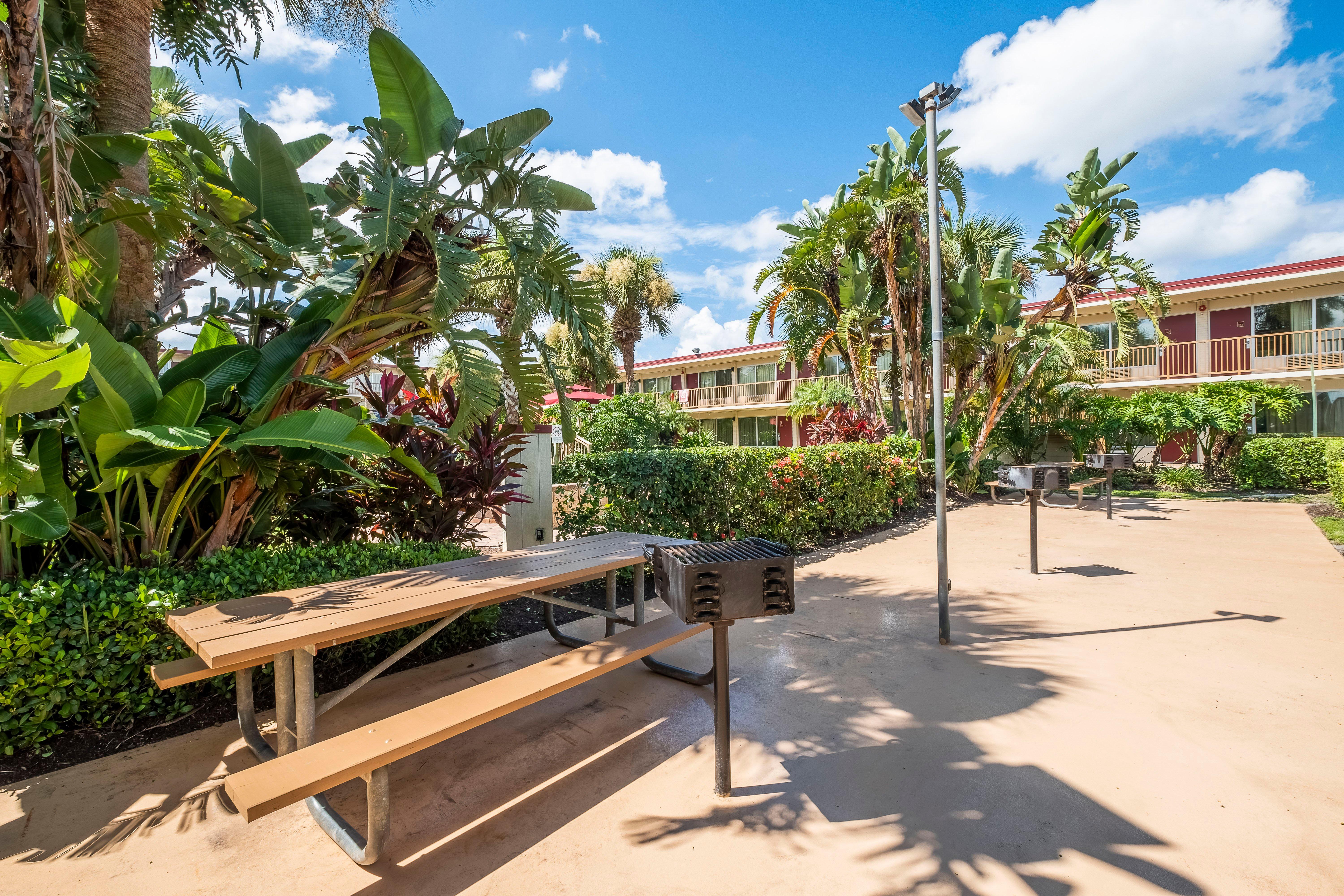 Red Roof Inn Plus+ & Suites Naples Downtown-5Th Ave S מראה חיצוני תמונה
