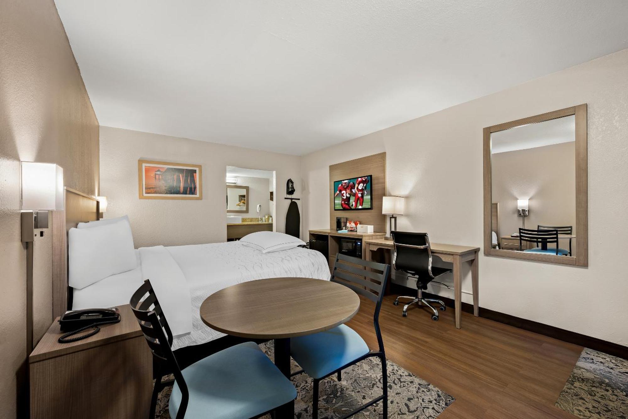 Red Roof Inn Plus+ & Suites Naples Downtown-5Th Ave S מראה חיצוני תמונה