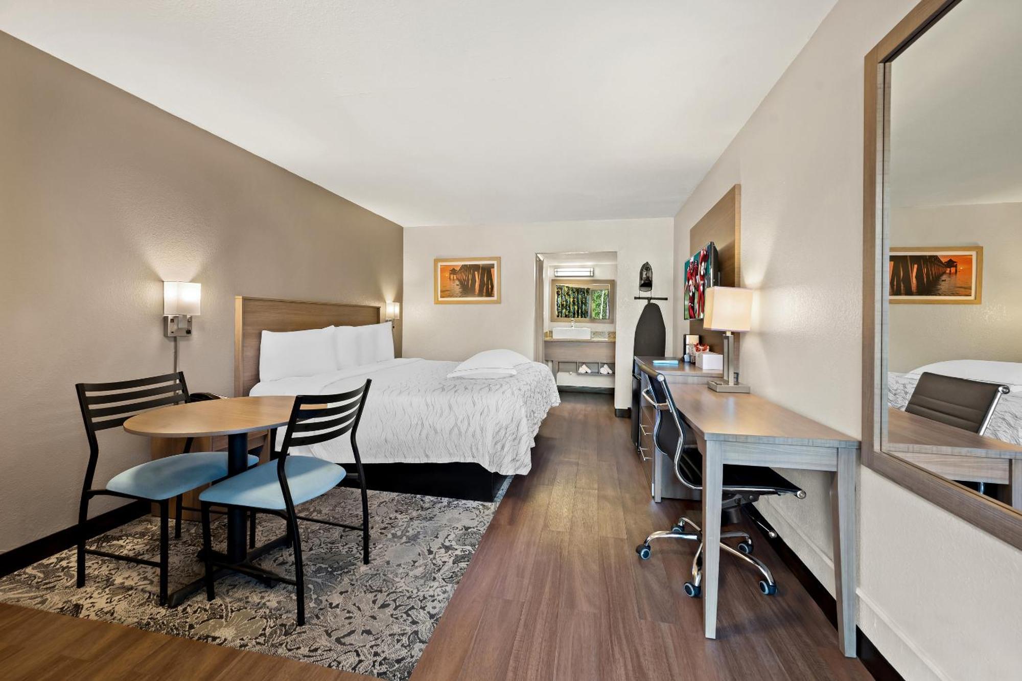 Red Roof Inn Plus+ & Suites Naples Downtown-5Th Ave S מראה חיצוני תמונה